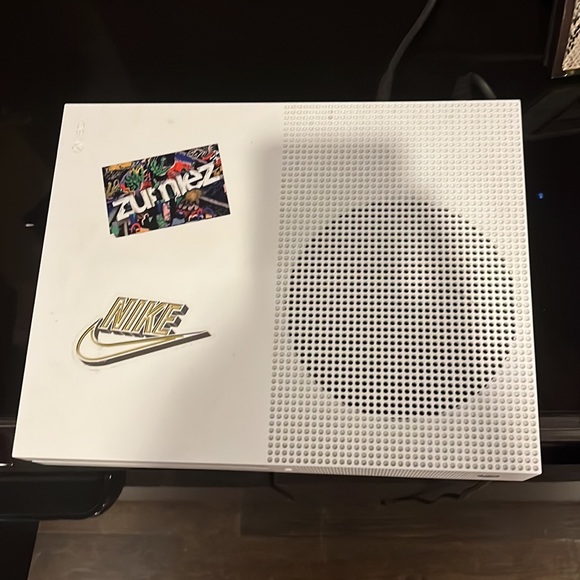 Xbox 1 white includes controller - Picture 2 of 3